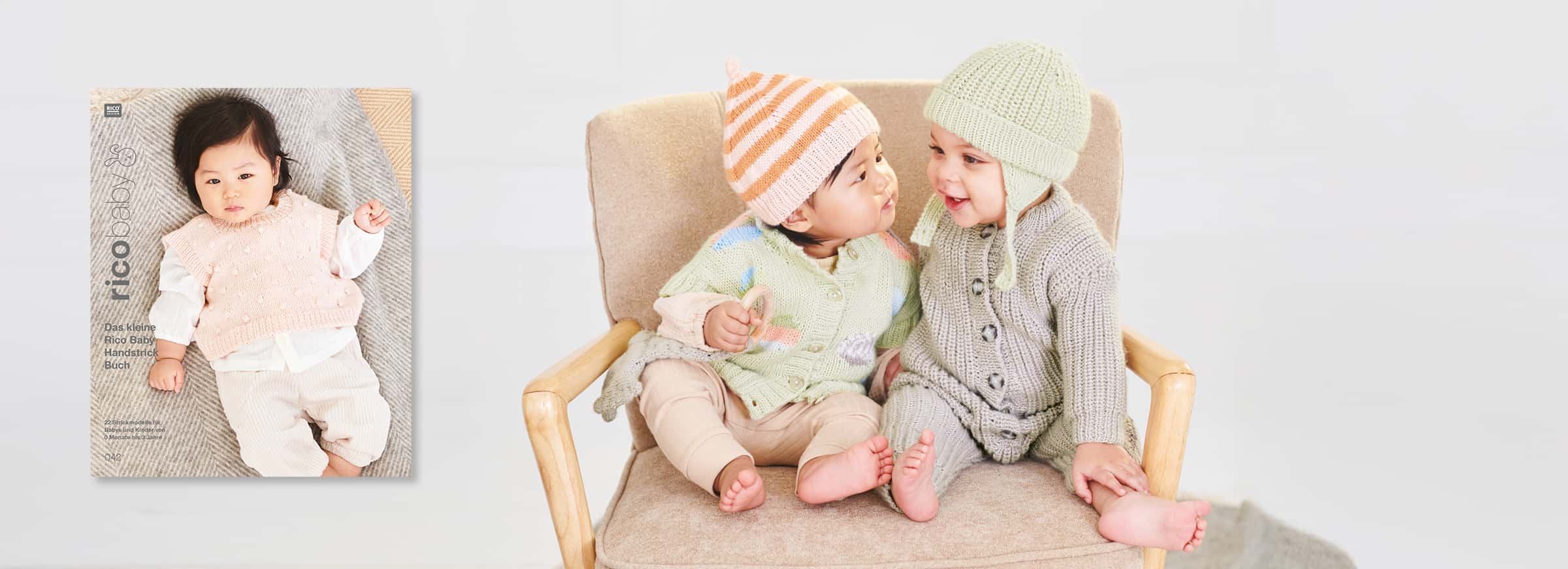 Zwei Babys sitzen in Strickkleidung gekleidet auf einem Stuhl. Daneben ein Cover des Strickhefts Rico Baby 42