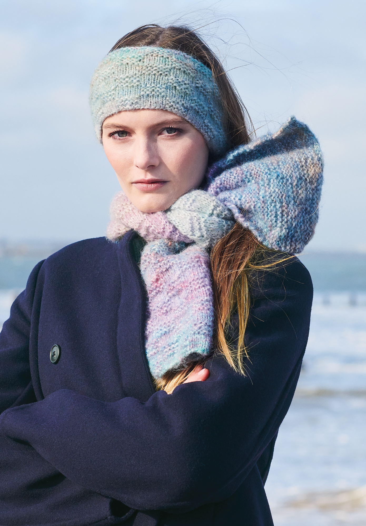 Frau trägt gestrickten Schal in Rosa-Blau Pastelltönen: Modell 32 aus Lovewool No. 19