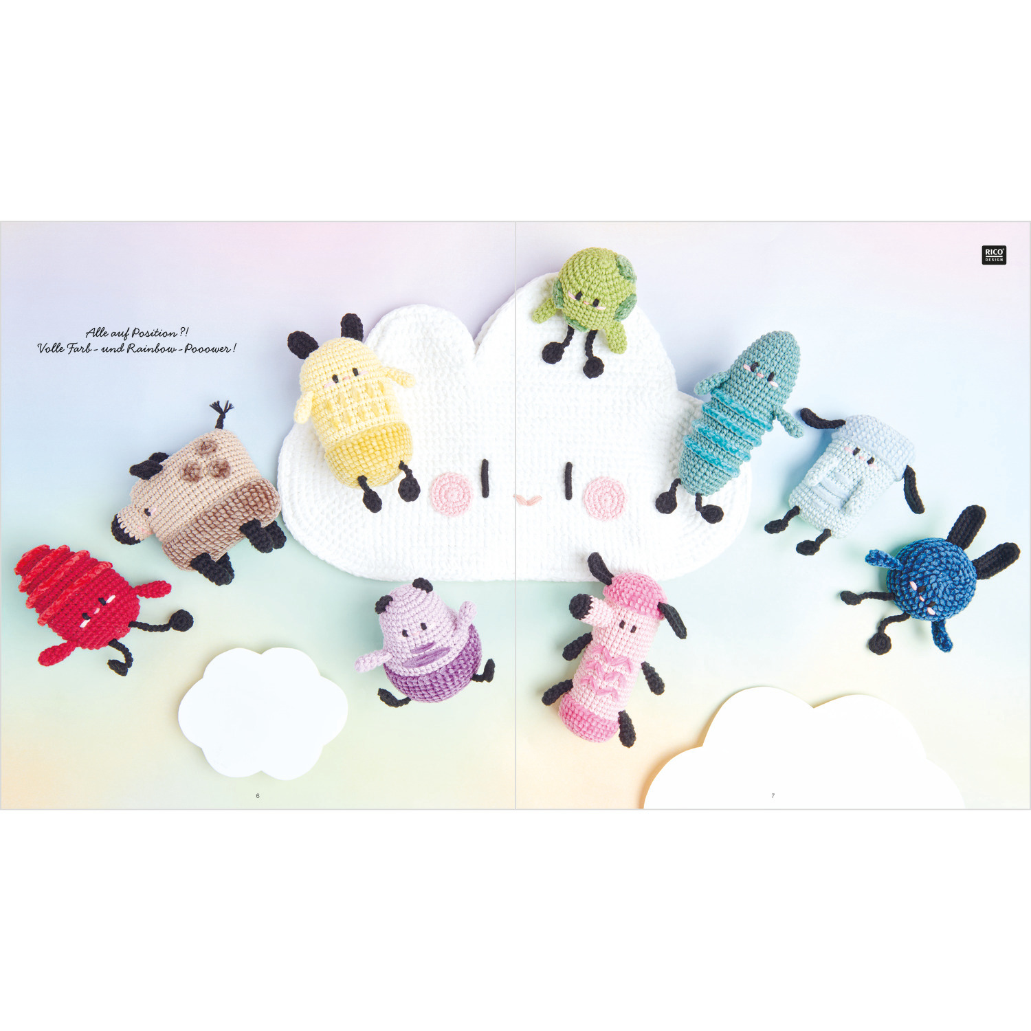 Ricorumi Rainbow Weirdos: Bunte, gehäkelte Figuren von Rico Design auf einer Wolke arrangiert.