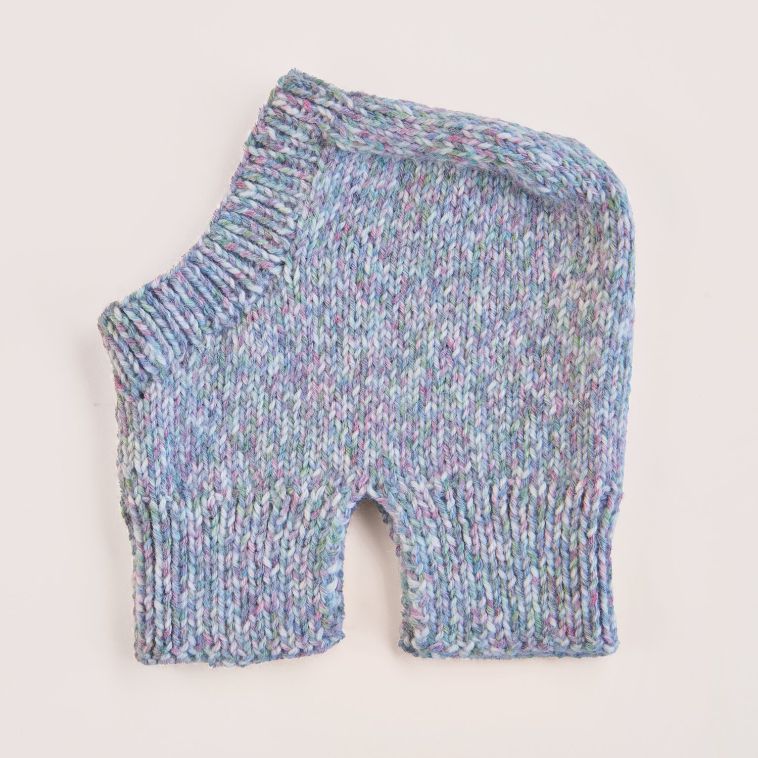 Rico Baby 044 – gestrickte kurze Babyhose aus Rico Design Garn Dream dk A Luxury Touch, melierte Optik Flower Spray, kuschelig weich, 50g 115m