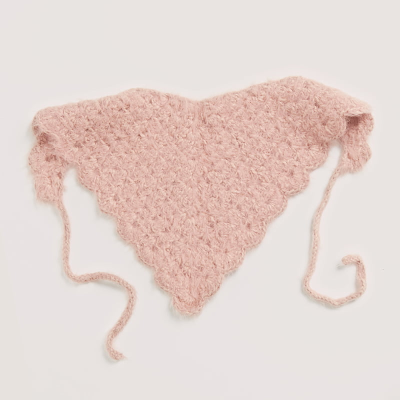 Gehäkeltes, flauschiges Kopftuch in Altrosa: Modell 05 aus dem Heft Made by Me No. 22