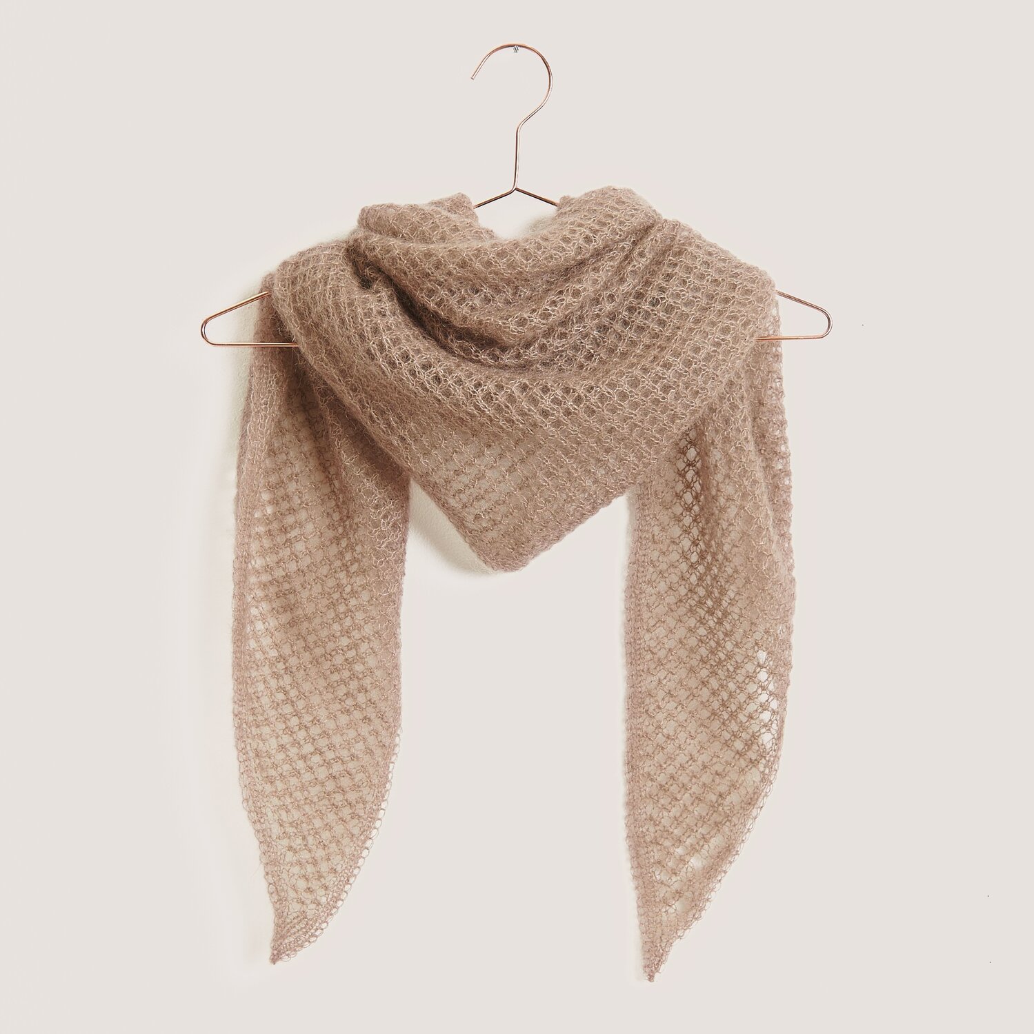 Strickset Dreieckstuch Modell 02 aus Tücher Special in graubraun, gehäkelt aus weichem Mohair-Seide-Garn, präsentiert auf einem Kleiderbügel.