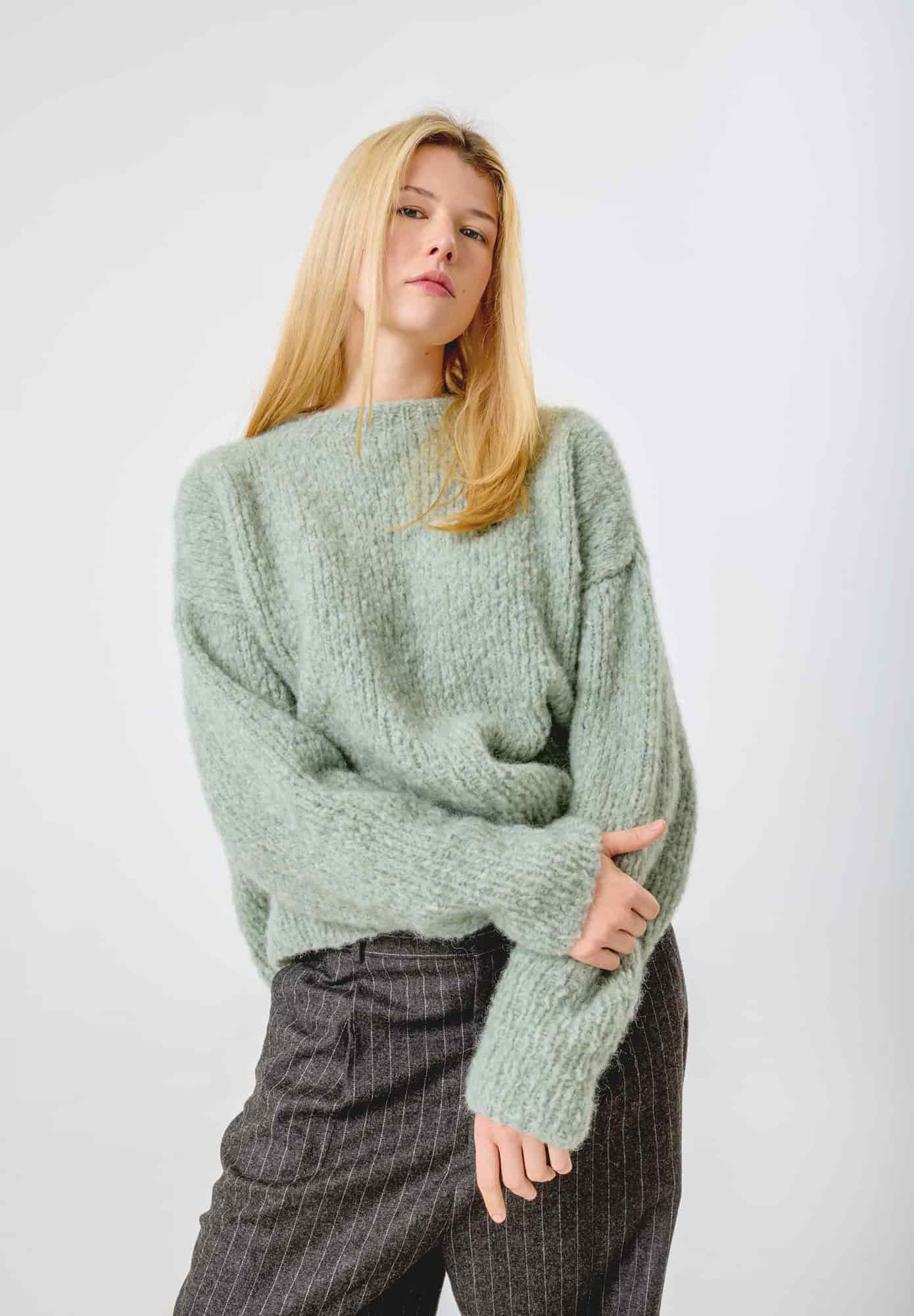 Frau trägt gestrickten Pullover in Mint: Modell 11 aus aus Made by Me No. 21
