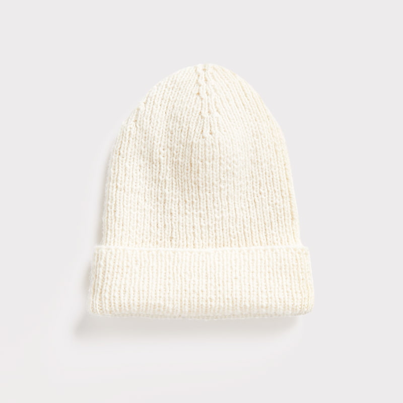 Gestrickte Mütze in Creme: Modell 06 aus dem Heft Luxury Knits Premium Natural Fibres