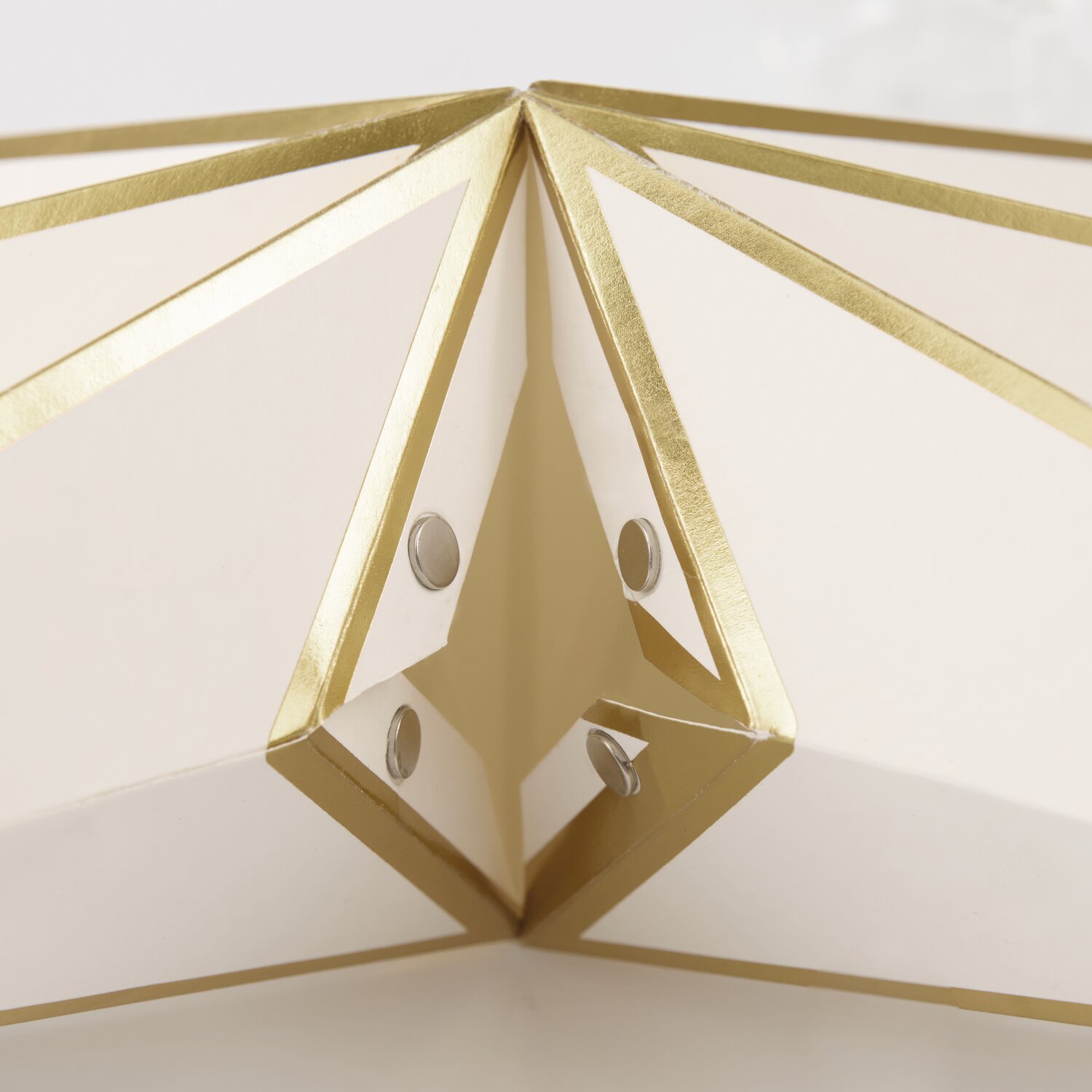 Papierstern, Ø45cm, in elegantem Weiß und Gold von Rico Design. Perfekt für festliche Dekorationen.