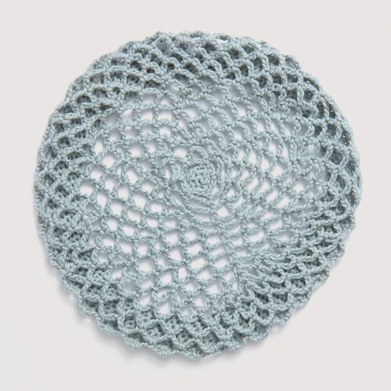 Gehäkelte Mütze in Taubenblau: Modell 18 aus dem Heft Luxury Knits Summer Pieces