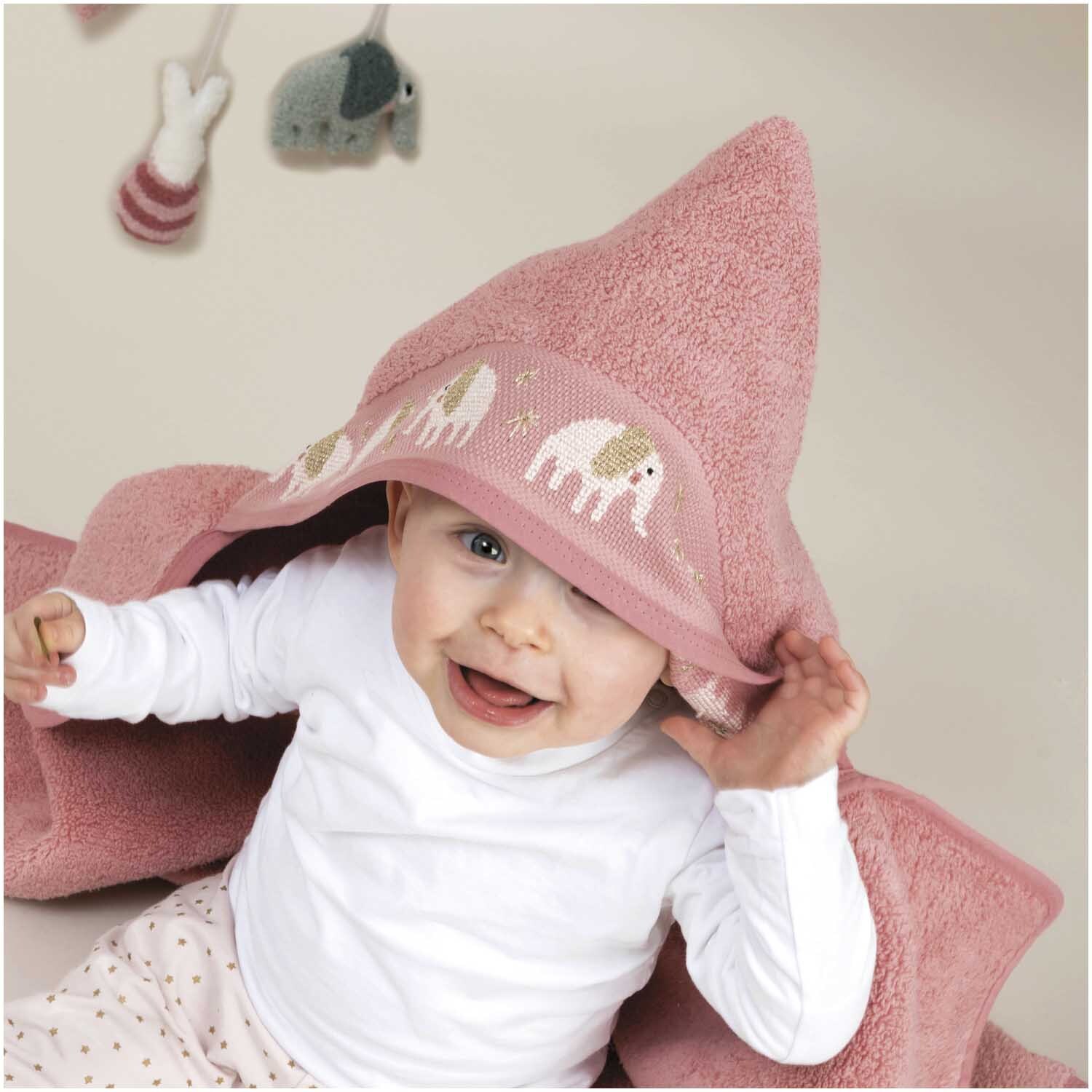 Badetuch mit Kapuze 80x70cm Farbe Hellpink von Rico Design Badetuch mit Kapuze 80x70cm von Rico Design in Hellpink, zeigt ein Baby mit Kapuze und Elefantenmotiv.