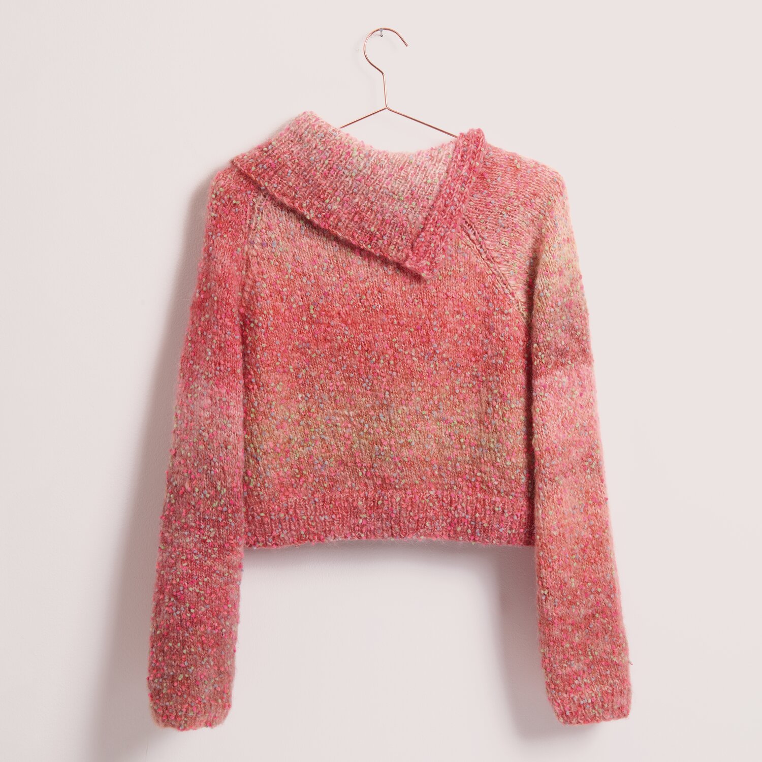 Creative Painted Power, gestrickter Kurzpullover mit breitem Kragen, melierte Beerentöne, locker fallende lange Ärmel, präsentiert auf schmalem Metallbügel