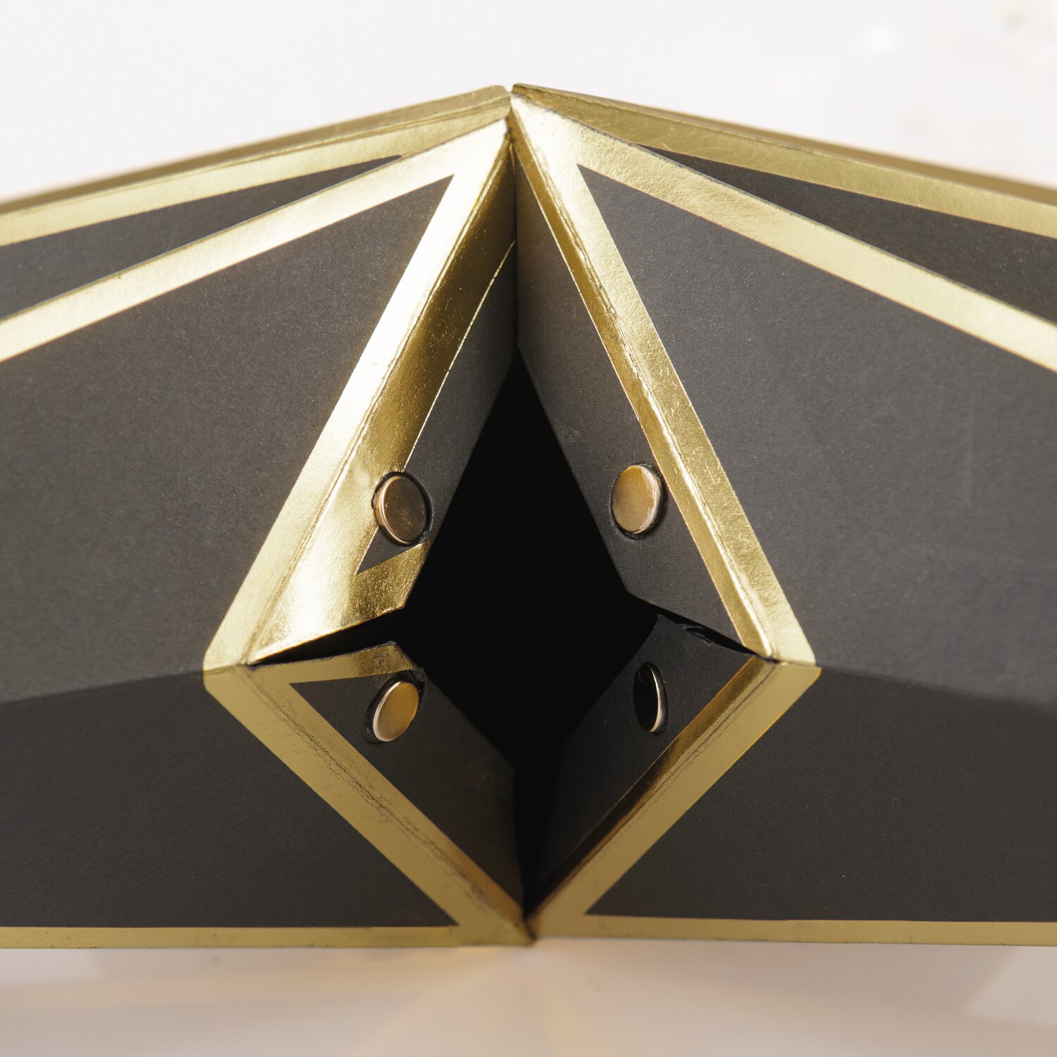 Papierstern, Ø45cm, in Schwarz/Gold von Rico Design. Elegantes Design mit geometrischen Mustern. Ideal für festliche Dekorationen.