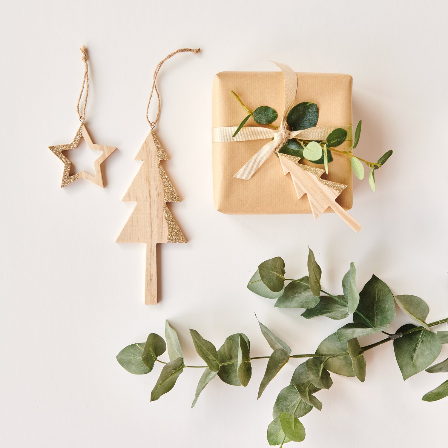 Holzhänger Tannenbaum natur-gold Größe 12cm von Rico Design