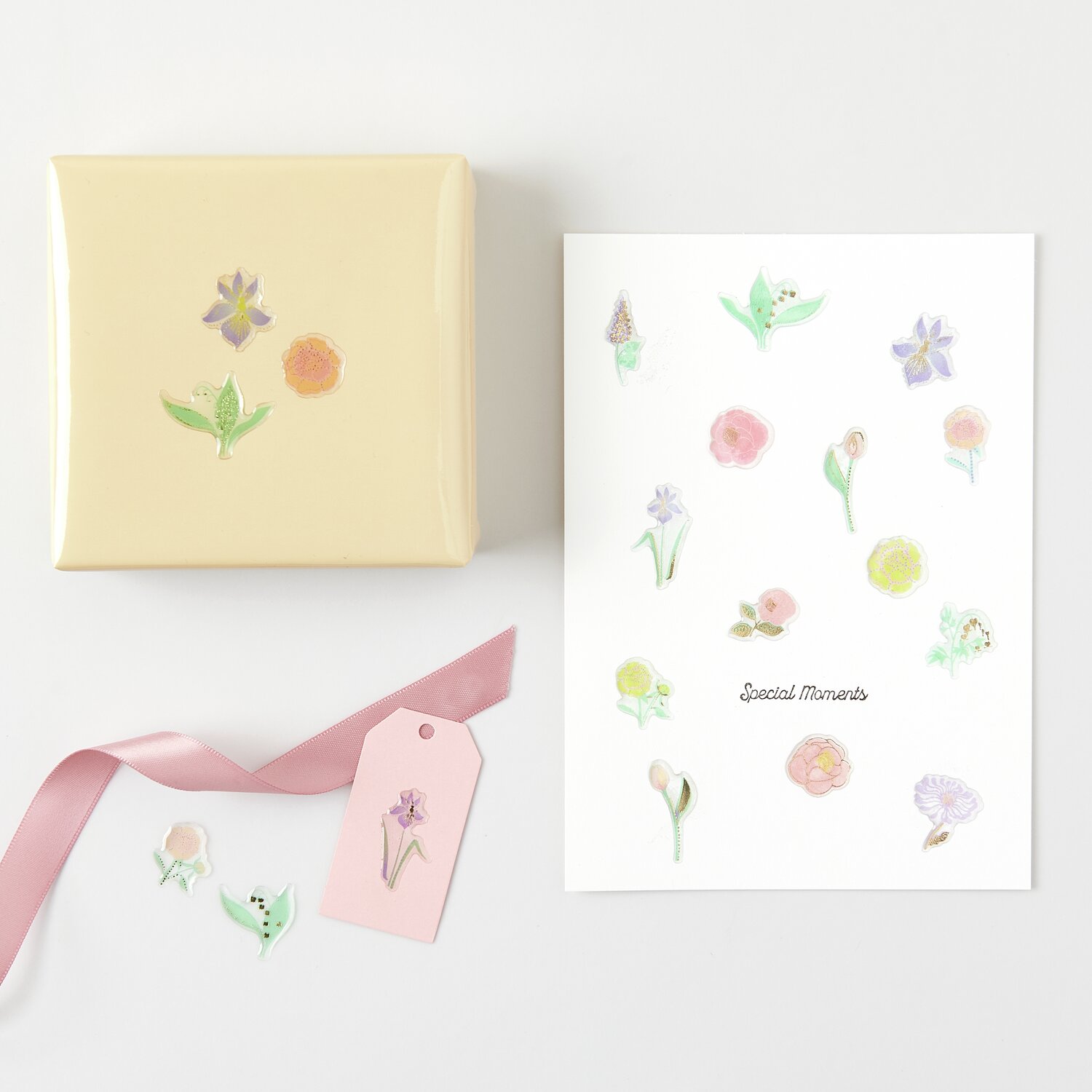 Paper Poetry Gelsticker Blumen pastell 1 Bogen zeigt zarte Blumenmotive auf weißem Hintergrund. Ideal für kreative Bastelprojekte und Dekorationen.