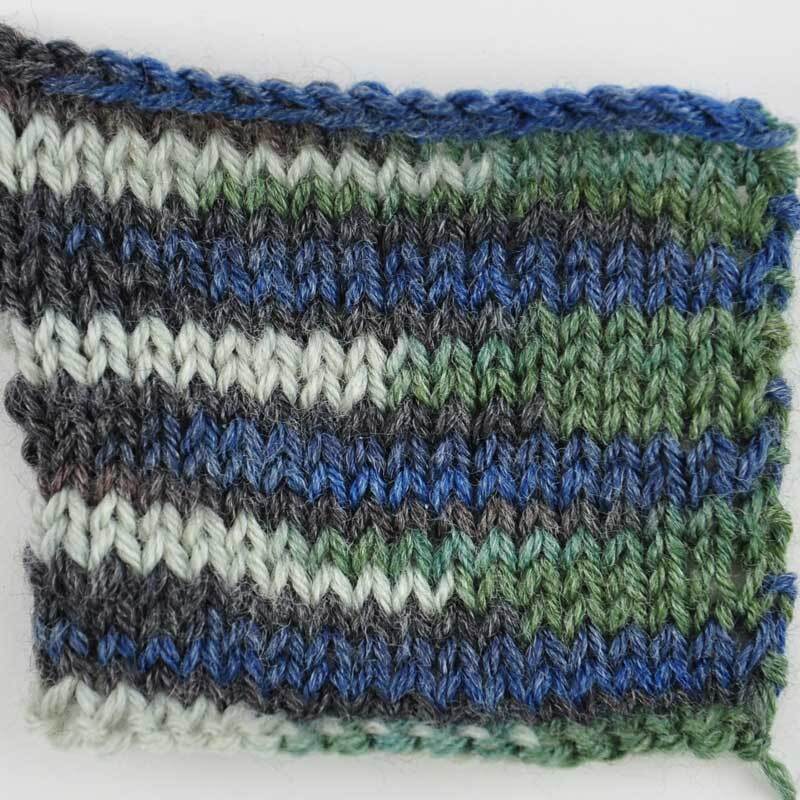 Superba Bamboo superwash: Gestricktes Muster in Blau-, Grün- und Grautönen, 100g 420m.