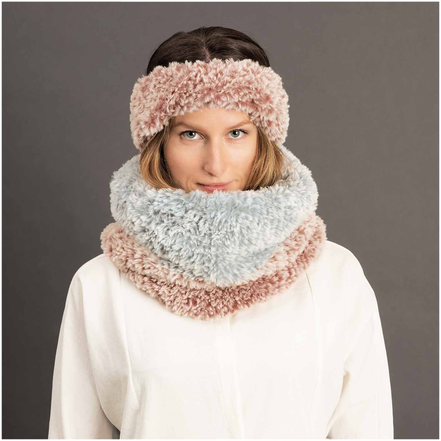 Creative Petit Lapin Super Chunky 100g 60m Farbe Blau von Rico Design Creative Petit Lapin Super Chunky: Frau trägt flauschiges Stirnband und Schal in Rosa und Grau, ideal für kalte Tage.