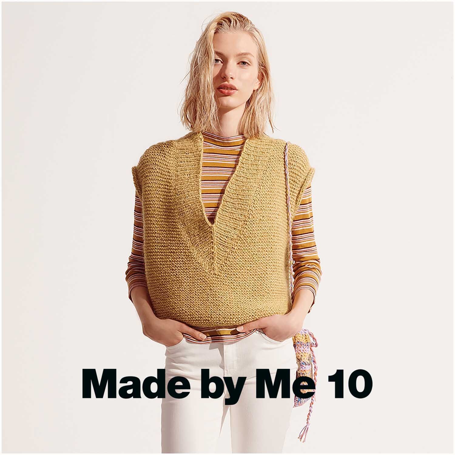 Essentials Super Kid Mohair Loves Silk 25g 200m Farbe Karamell von Rico Design Essentials Super Kid Mohair Loves Silk: Frau trägt gestrickte Weste in Karamell, kombiniert mit gestreiftem Shirt.