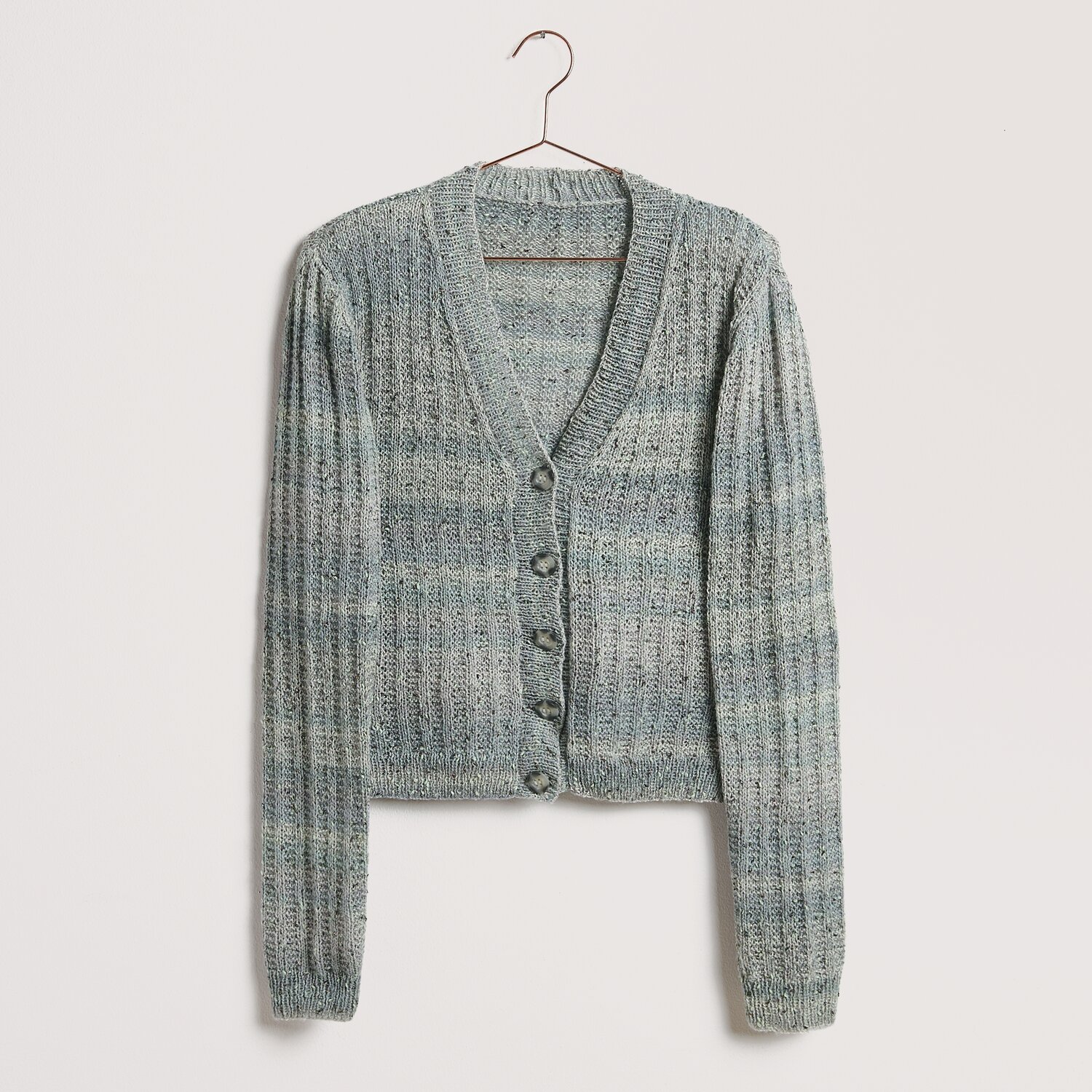 Creative Make It Tweed 50g 475m Farbe Forest von Rico Design Strickset Jacke Modell 28: Graue Strickjacke mit Knopfleiste, aus Die Neue Masche No. 12 Kollektion.