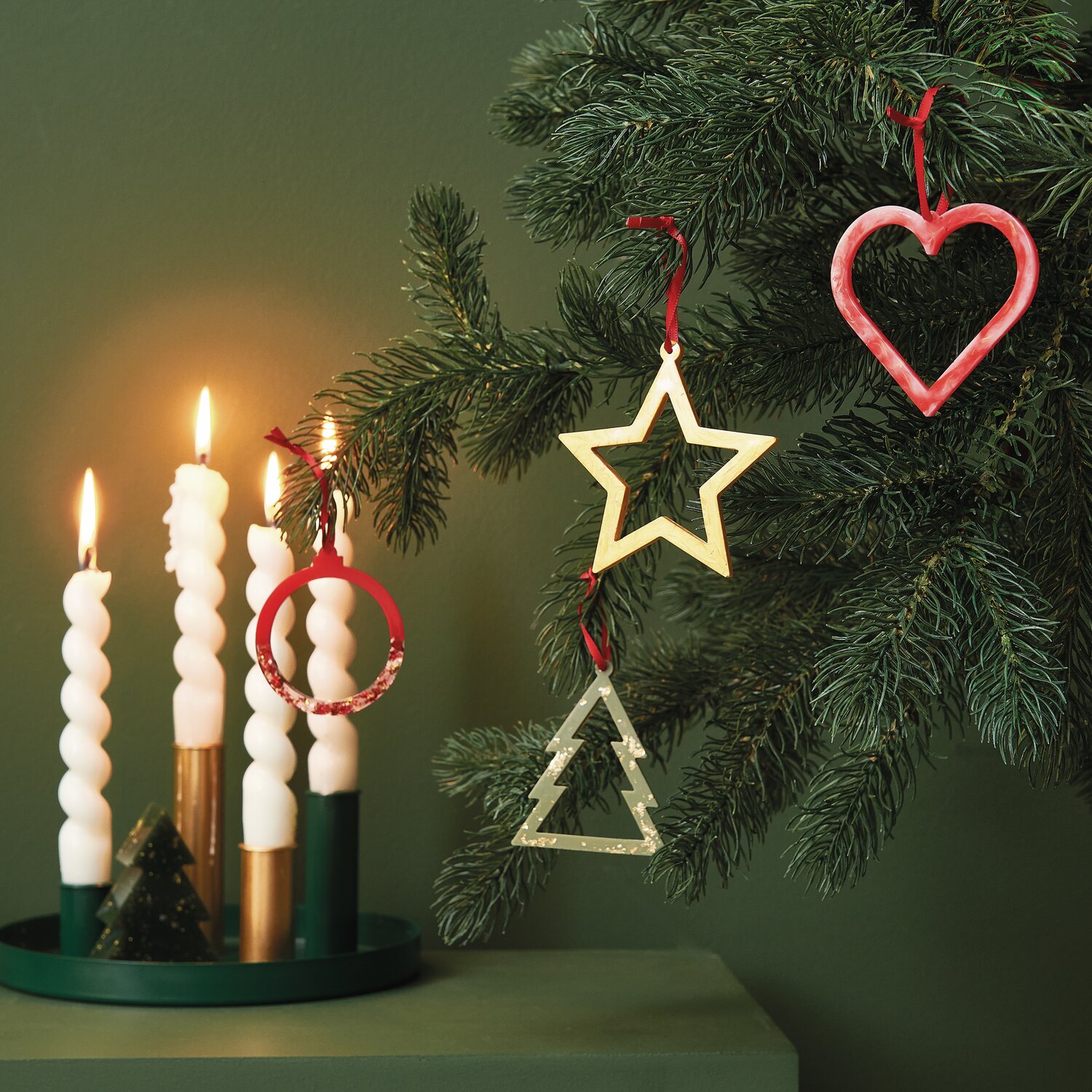 Silikon Gießform Anhänger 4-teilig von Rico Design Silikon Gießform Anhänger, 4-teilig: Weihnachtsdekoration mit Herz, Stern und Baum an Tannenzweigen.