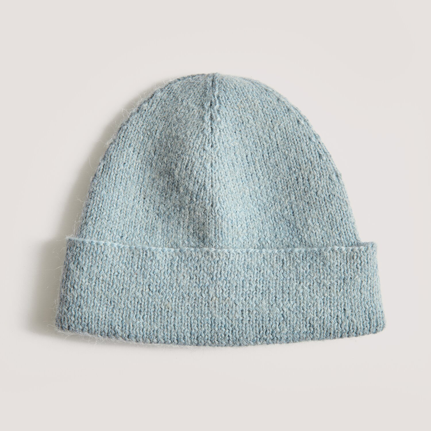Made by Me Men No. 3, gestrickte Mütze in Hellblau, aus weicher Wolle, ideal für kalte Tage.