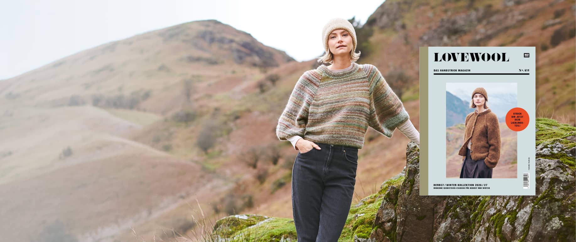 Eine Frau trägt ein herbstliches Outfit mit gestricktem Pullover und Mütze und steht vor einer Landschaft mit Bergen. Daneben ein Cover des Handstrick Magazins Lovewool No. 23.