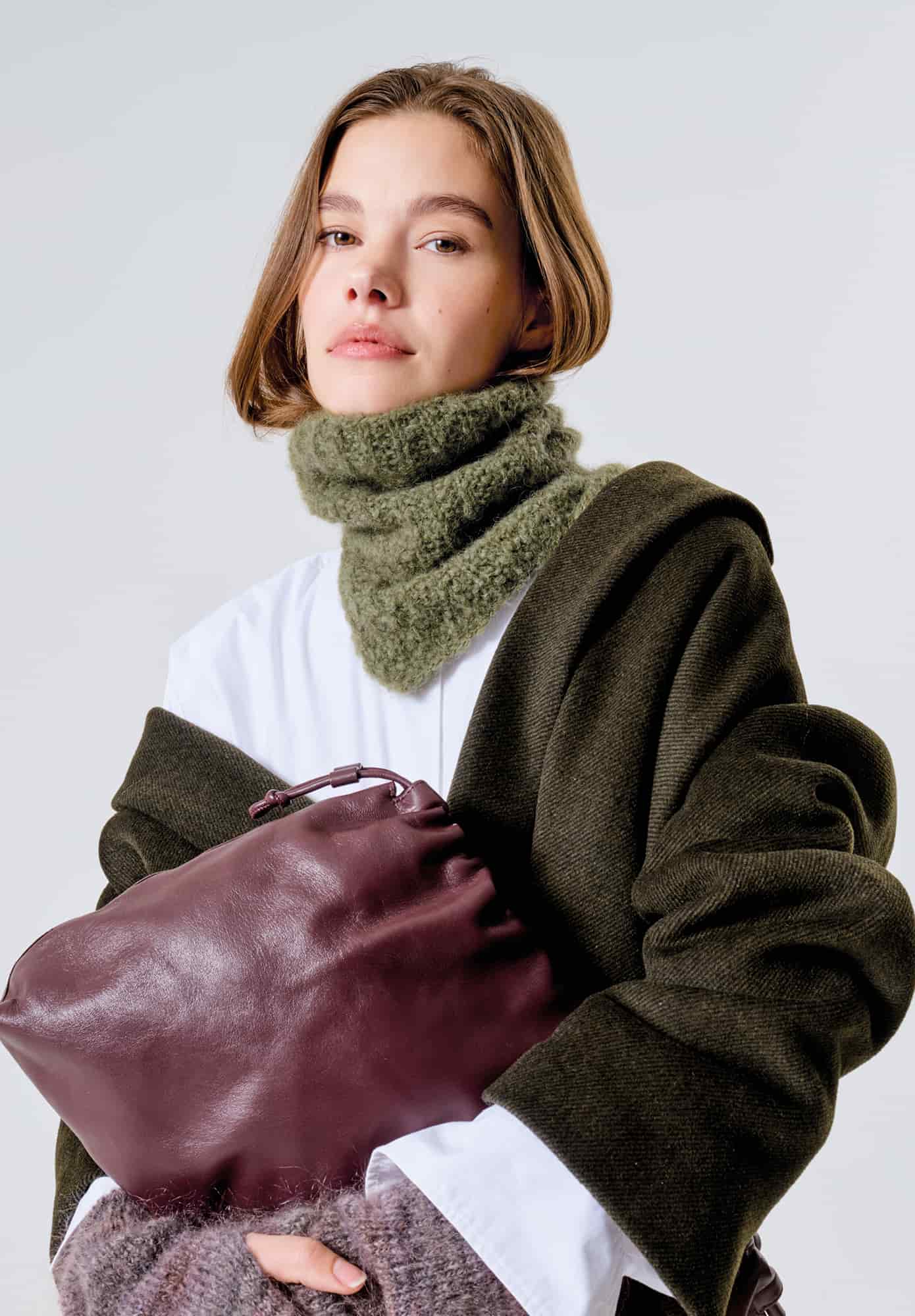Frau trägt gestrickten Kragen in Oliv: Modell 10 aus Made by Me No. 21