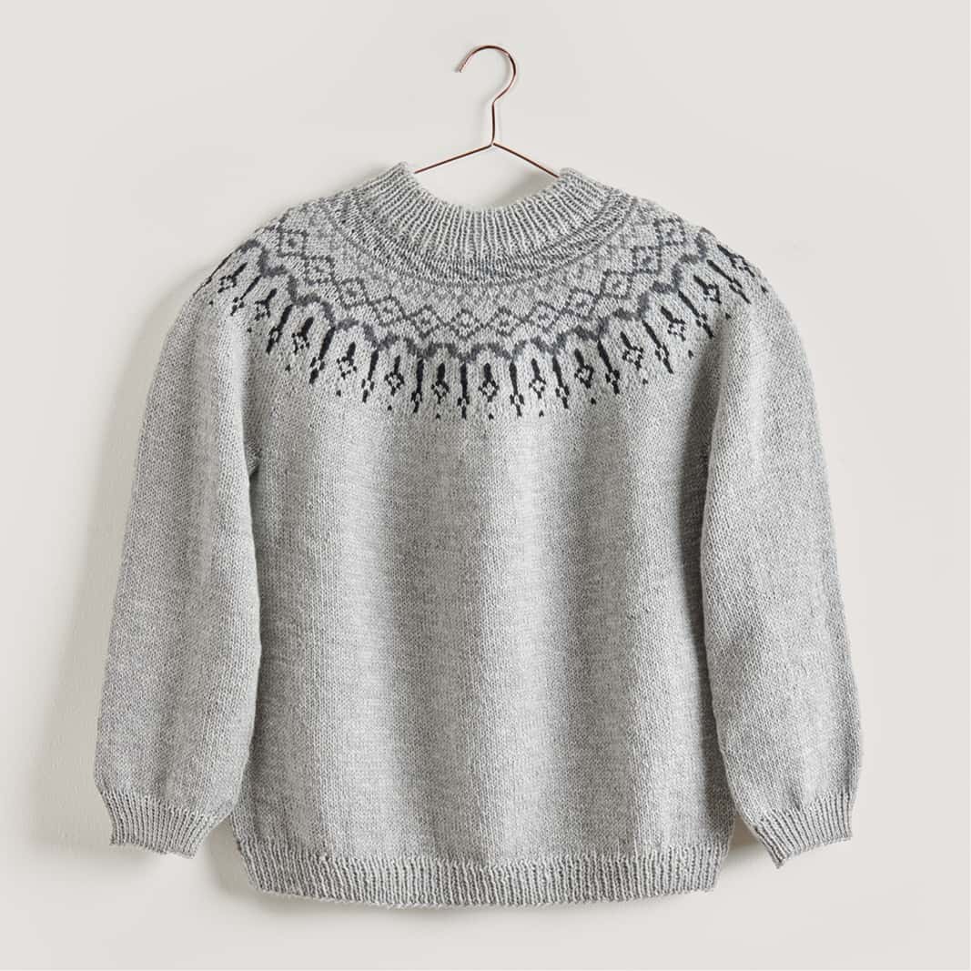 Gestrickter Norwegerpullover in Grau: Modell 04 aus dem Heft Made by Me Men No. 03
