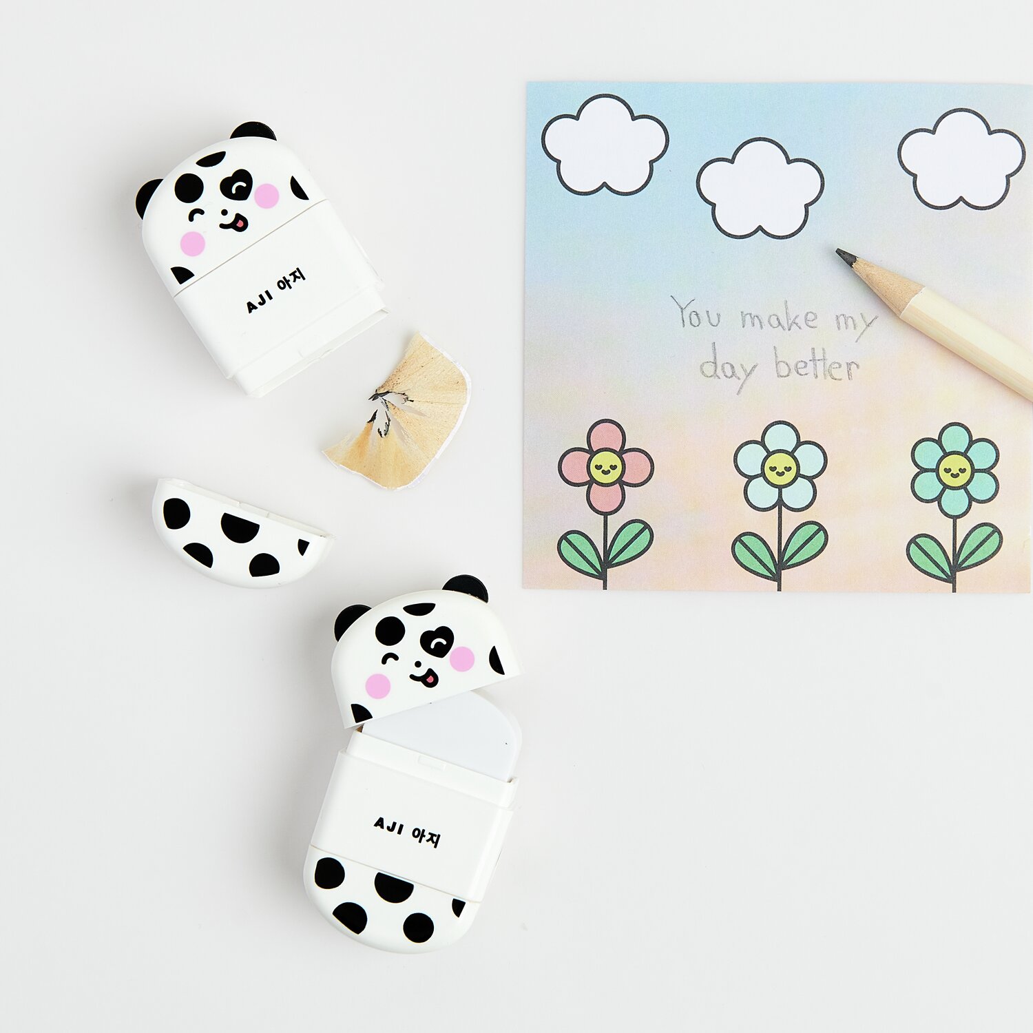 Paper Poetry Radiergummi mit Anspitzer Hund, weiß mit schwarzen Punkten, neben bunter Karte.