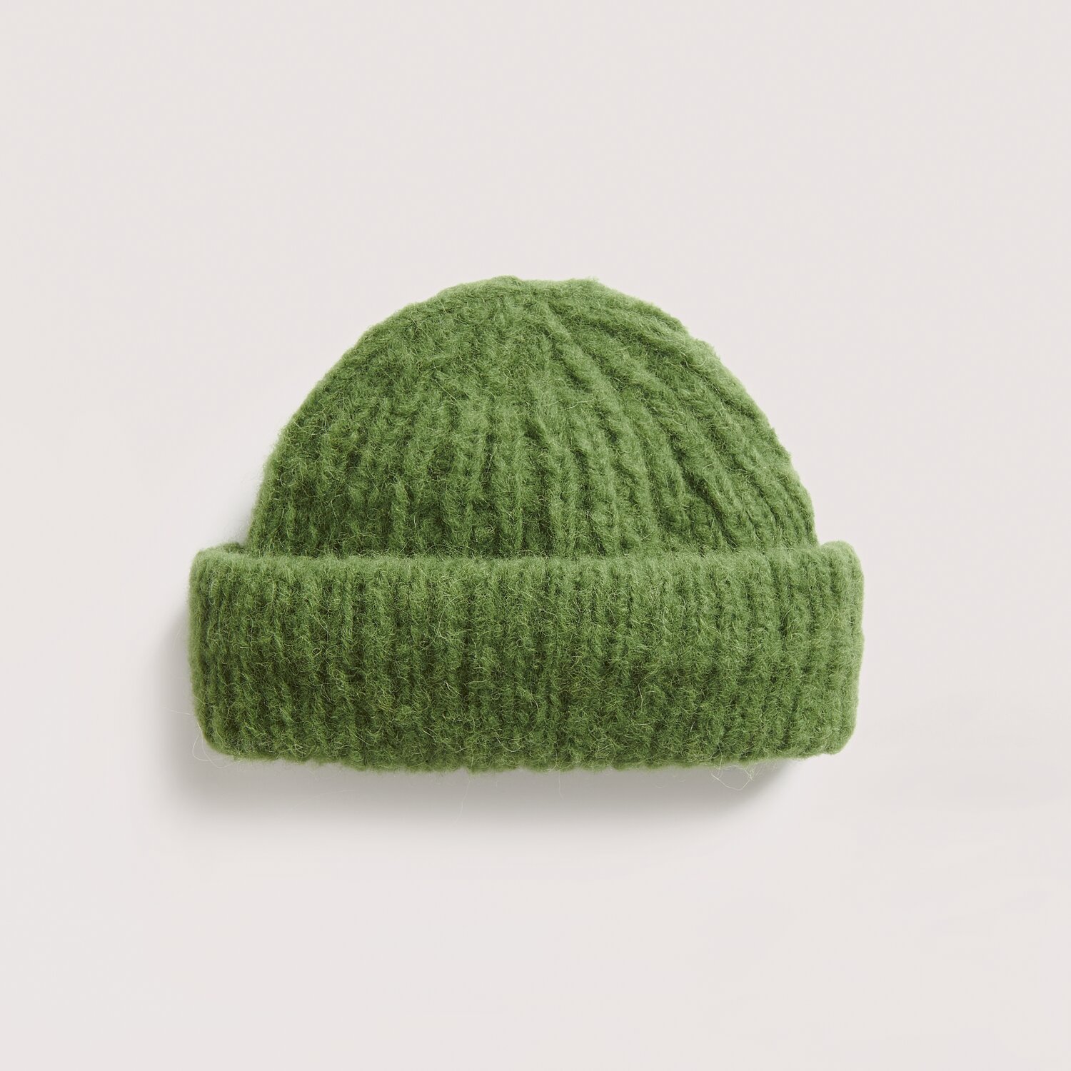 Luxury Knits - Premium Natural Fibres Sprachauswahl deutsch von Rico Design Strickset Mütze Modell 19 aus Luxury Knits: Grüne, gerippte Mütze aus Premium Natural Fibres.