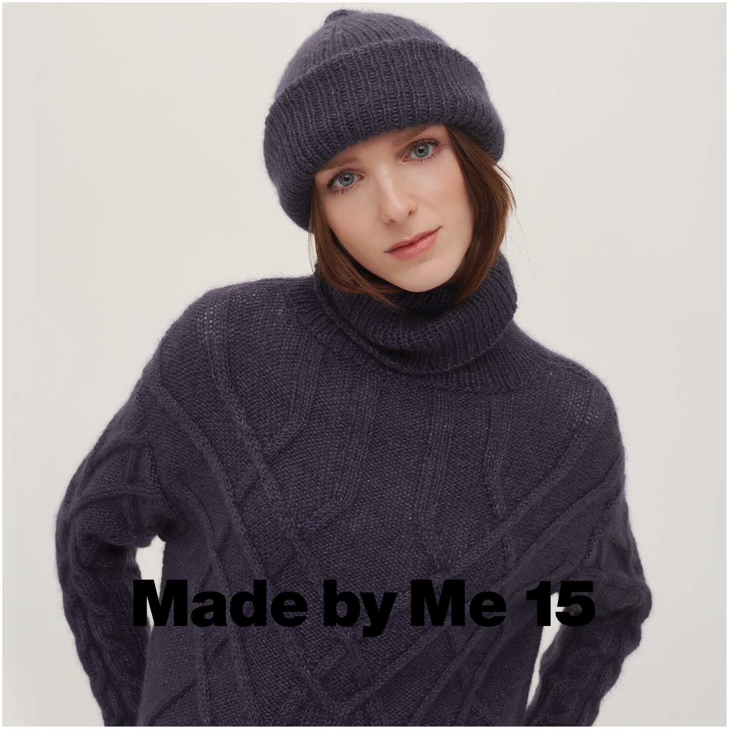 Luxury Crazy Composition aran: Frau in marineblauem Strickpullover und Mütze von Rico Design, 50g 115m.