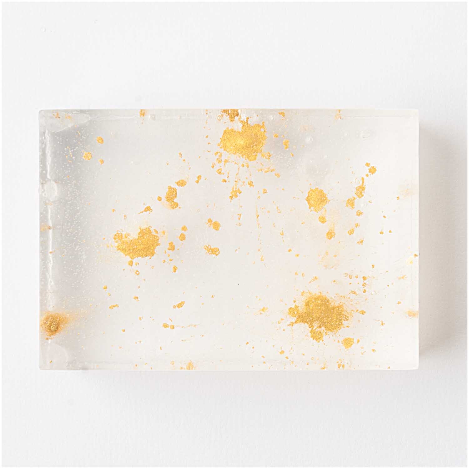 Seifenpigment gold 20ml: Transparente Seife mit goldenen Sprenkeln, ideal für kreative DIY-Projekte.