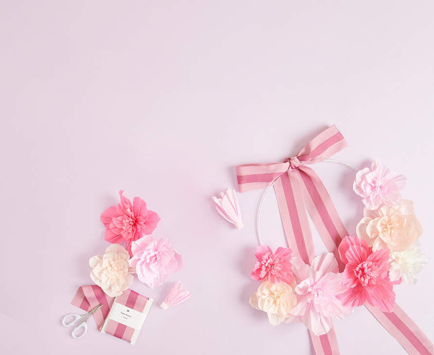 Blumenkranz mit Krepppapierblüten
