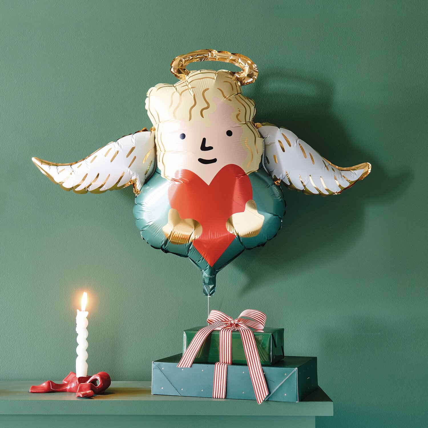 Folienballon Engel mit Herz: Ein bunter Ballon in Engelsform mit goldenem Heiligenschein und rotem Herz.
