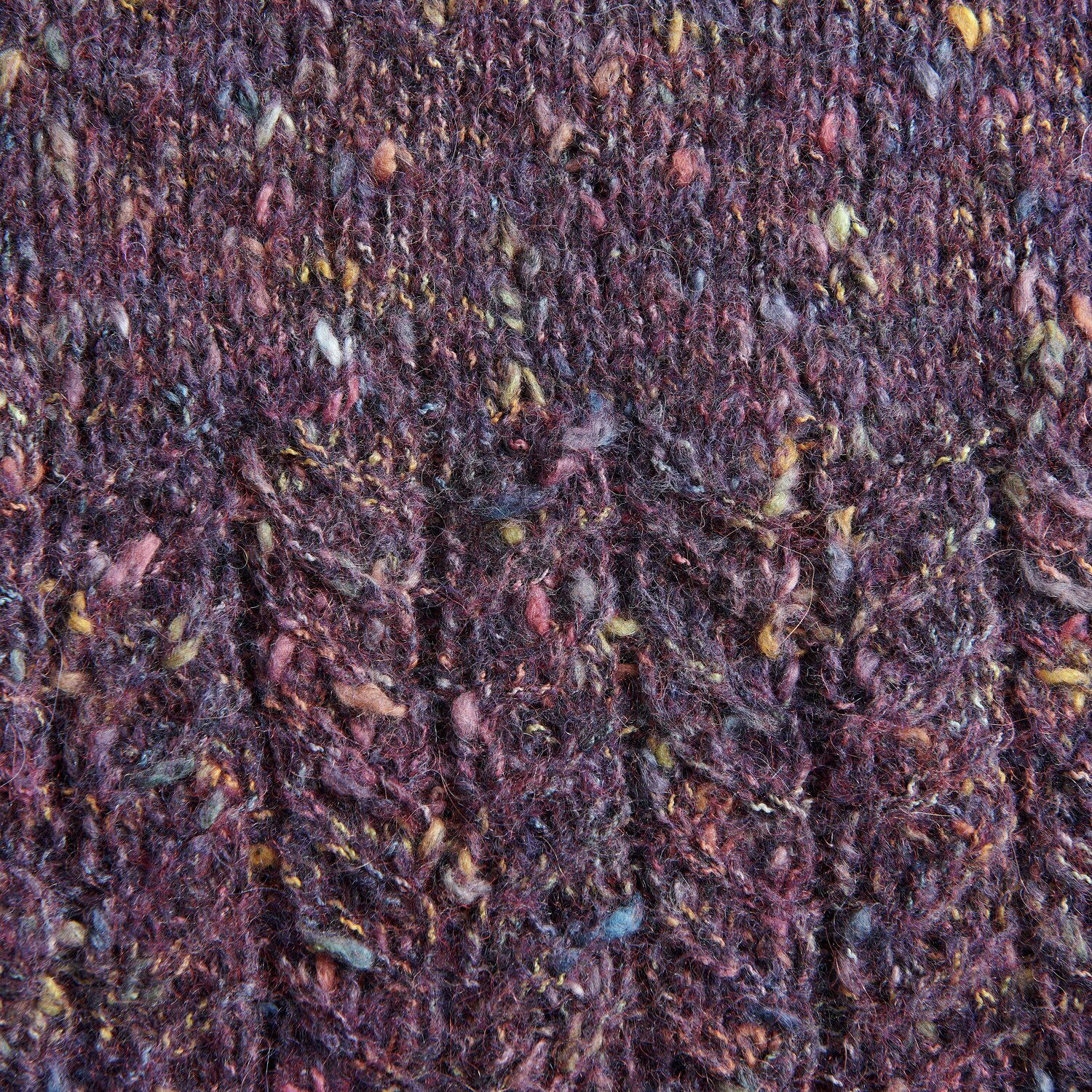 Die Neue Masche No. 12 Frühjahr-Sommer zeigt lila Fashion Cotton Alpaca Fun Neps Garn mit bunten Neps.