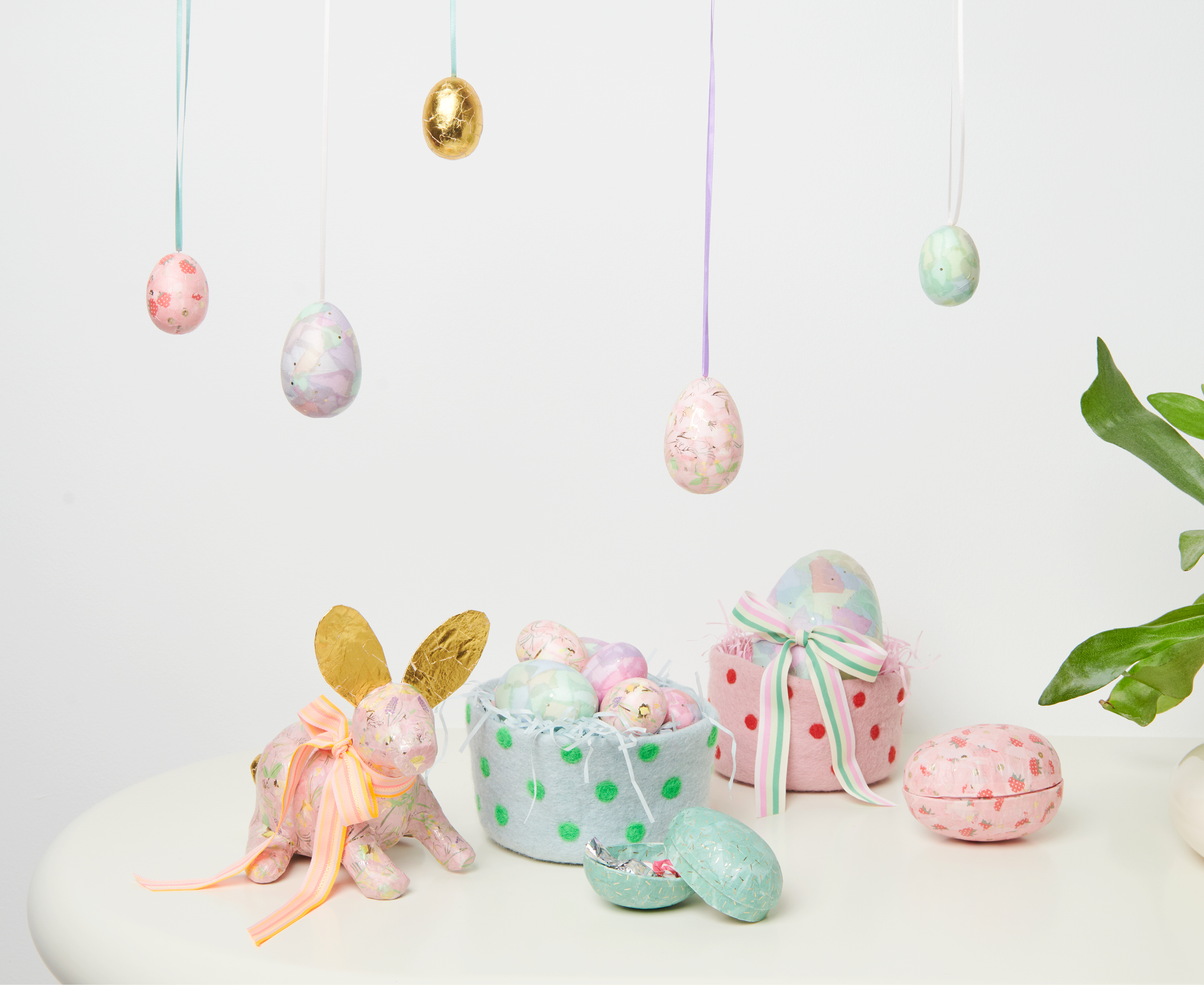 Osterdekoration mit Pappmache Figuren