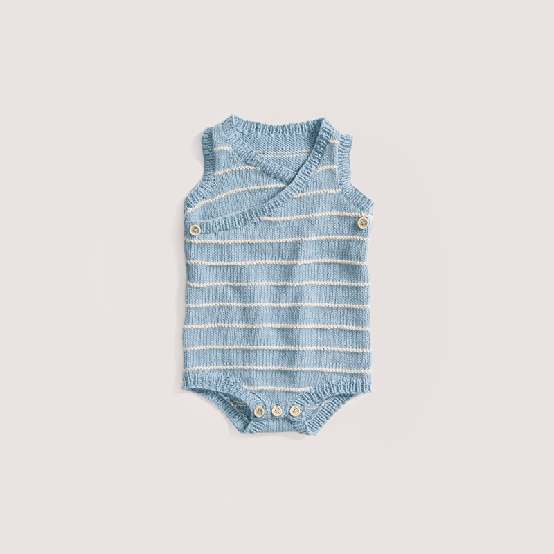 Ein gestrickter Babystrampler in Hellblau-Weiß gestreift liegt auf grauem Hintergrund.