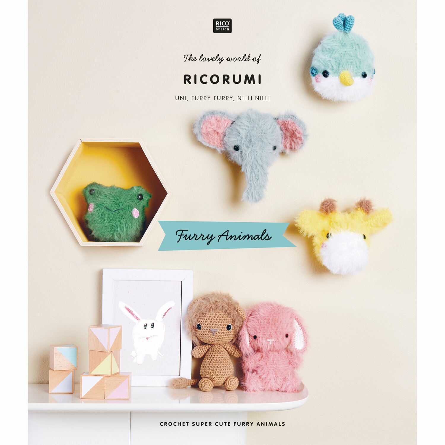 Ricorumi Furry Animals: Bunte, gehäkelte Tierfiguren von Rico Design auf einem Regal arrangiert.