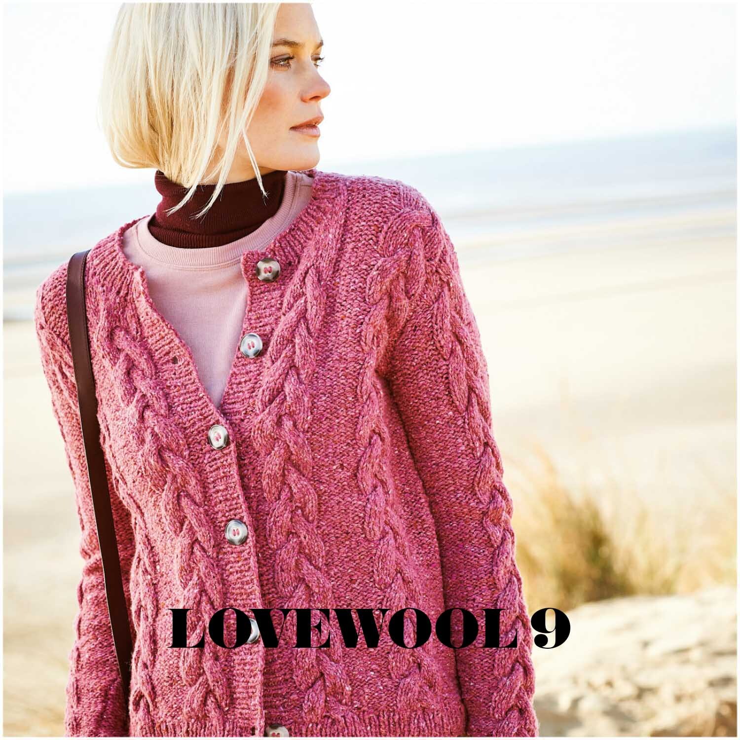 Fashion Modern Tweed aran: Frau am Strand in beerenfarbenem Strickpullover von Rico Design.