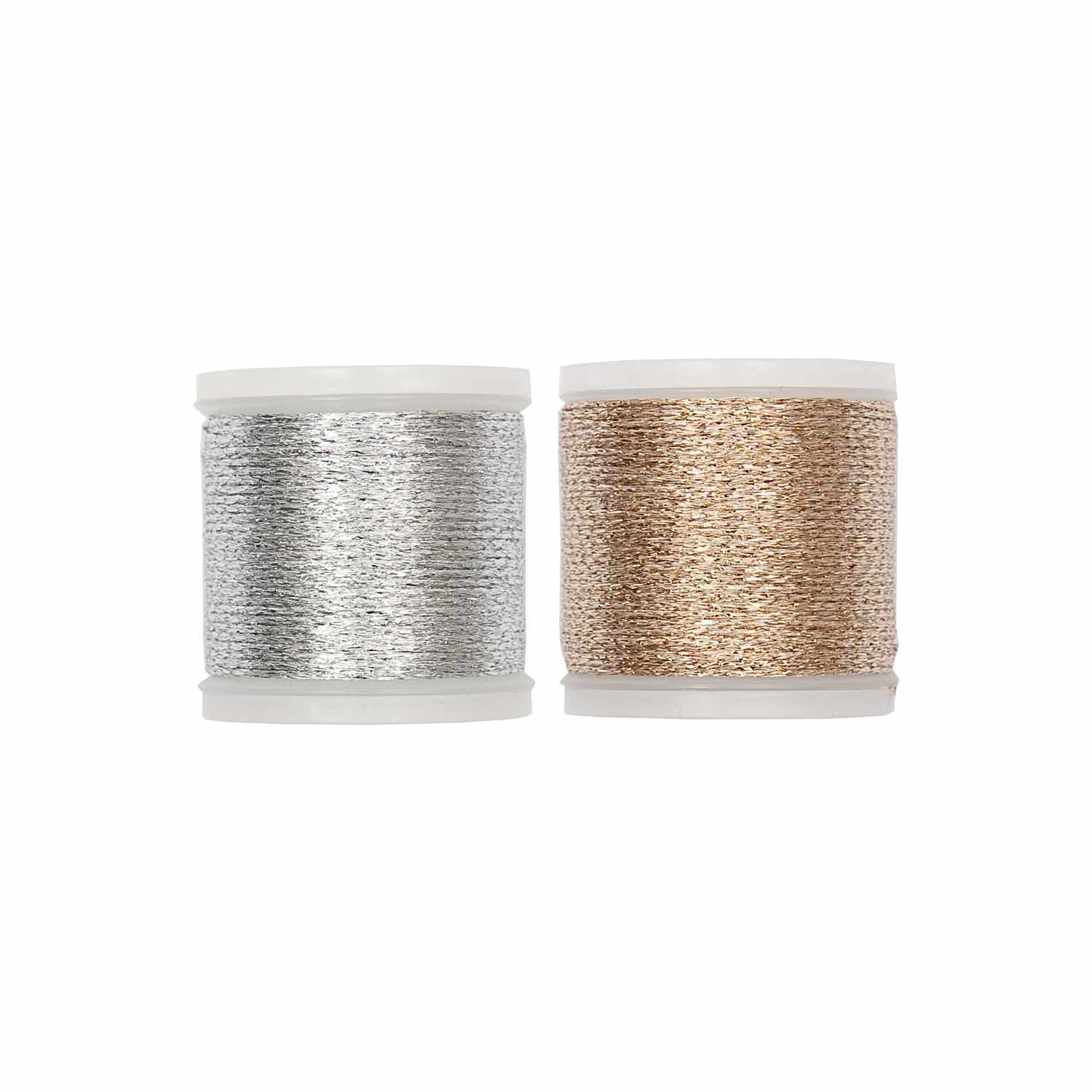 Sticktwist Metallic No. 20 50m von Rico Design: Zwei Spulen mit glänzendem silbernem und goldenem Garn. Ideal für kreative Nähprojekte.
