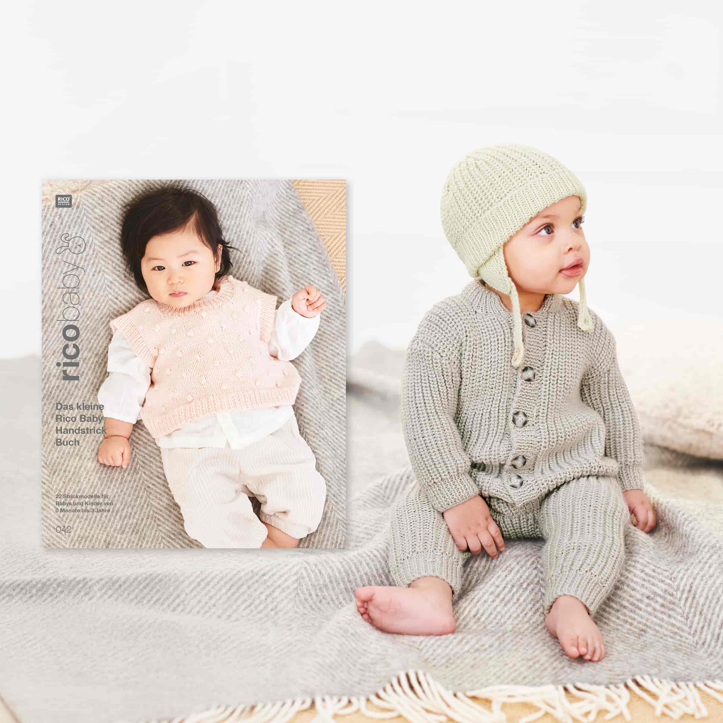 Ein Baby sitzt in Strickkleidung gekleidet auf einer Decke. Daneben ein Cover des Strickhefts Rico Baby 42