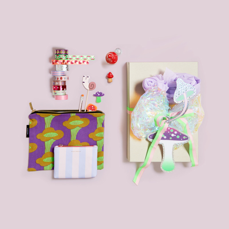 Geschenkverpackung, Etuis, Washi Tape Rollen und Figuren in Pilz-Designs liegen auf braunem Untergrund