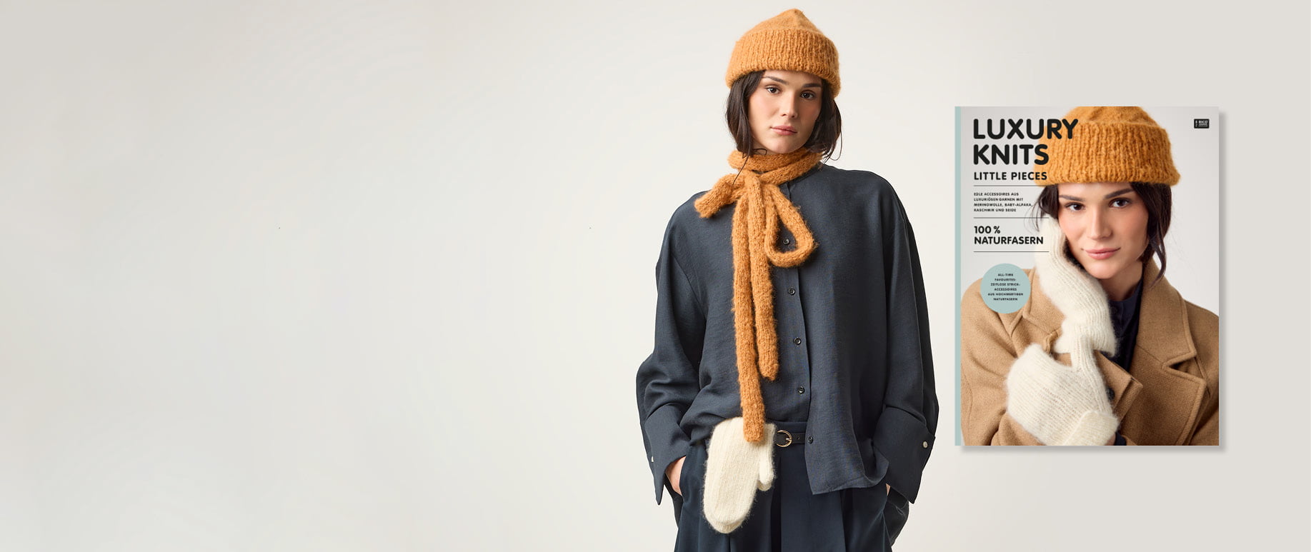 Person trägt ein farblich abgestimmtes Strickset aus Mütze und Schal in Hellbraun, kombiniert mit hellen Fäustlingen. Daneben ein Cover des Handstrickmagazins Luxury Knits Little Pieces. 