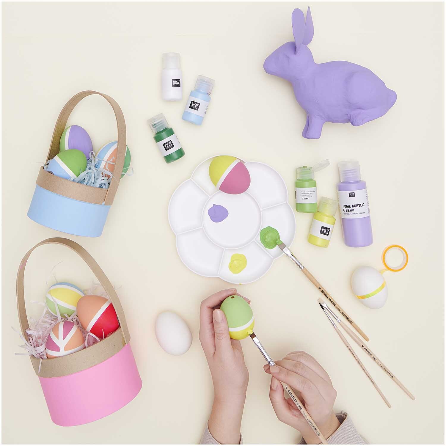 Home Acrylic: Ostereier-Malset mit Pinseln, Farben und einem lila Hasen von Rico Design. Perfekt für kreative Osterdekorationen.
