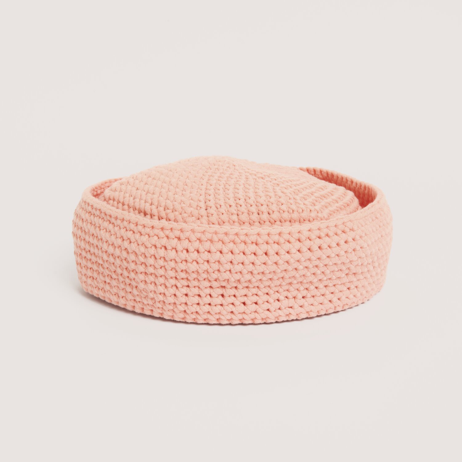 Made by Me No. 22 Frühjahr-Sommer, gehäkeltes Kissen in Pfirsich, ideal für stilvolle Wohnräume.