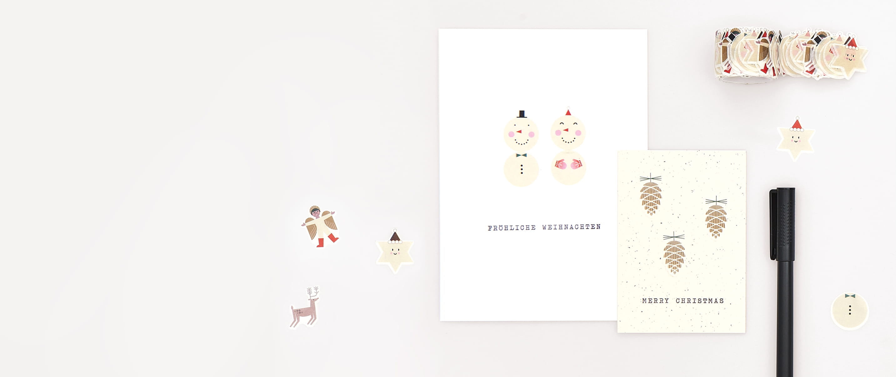 Washi Sticker Christmas Figuren liegen verteilt und sind dekorativ auf Karten geklebt 