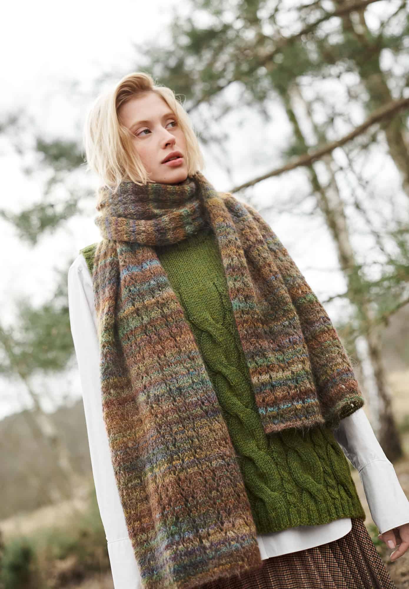 Frau trägt gestrickten Schal in Erdtönen: Modell 10 aus Lovewool No. 21