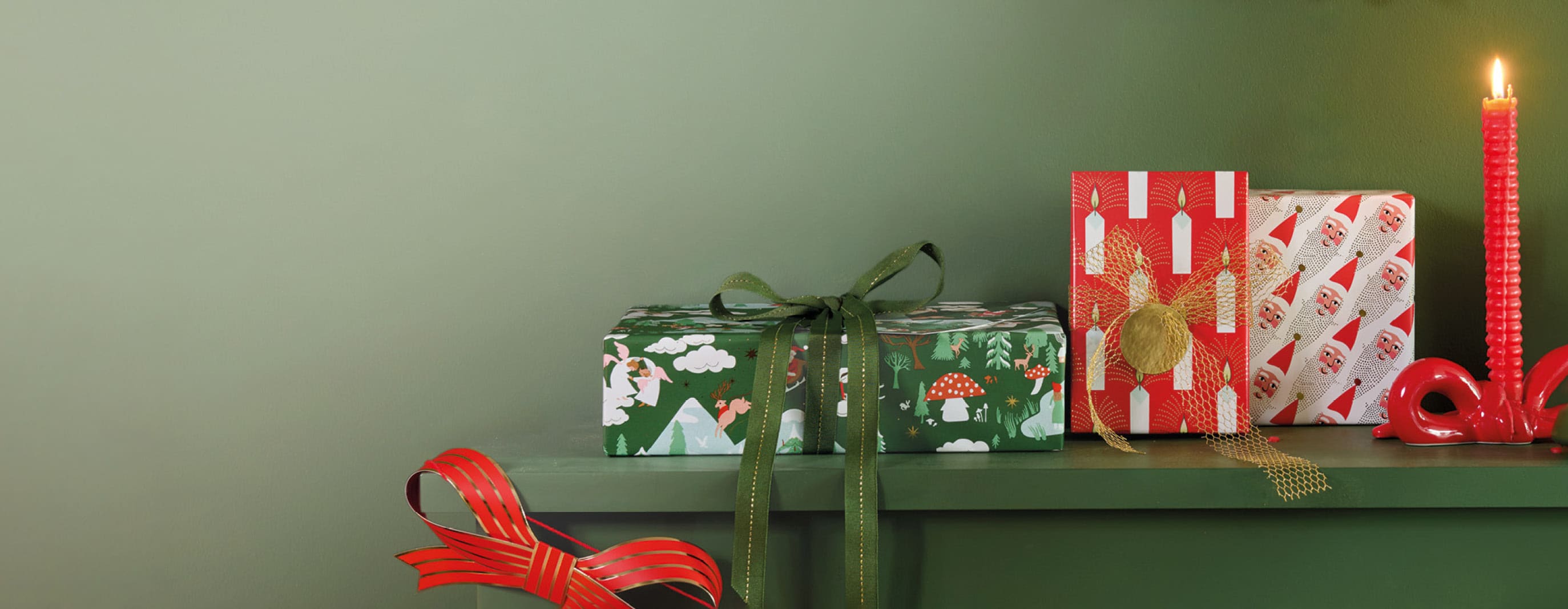 Weihnachtlich verpackte Geschenke mit Geschenkanhängern und Dekoration.