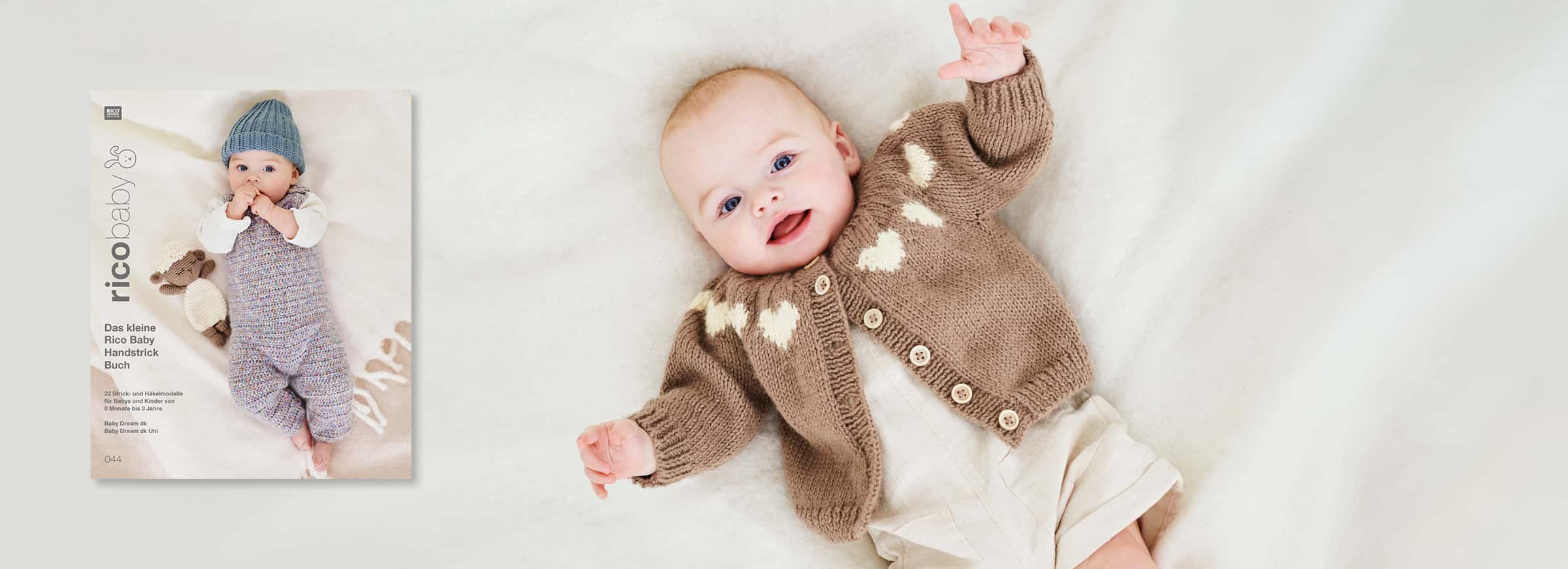 Ein Baby liegt mit einer Strickjacke gekleidet auf einer Decke. Daneben ein Cover des Strickhefts Rico Baby 44.