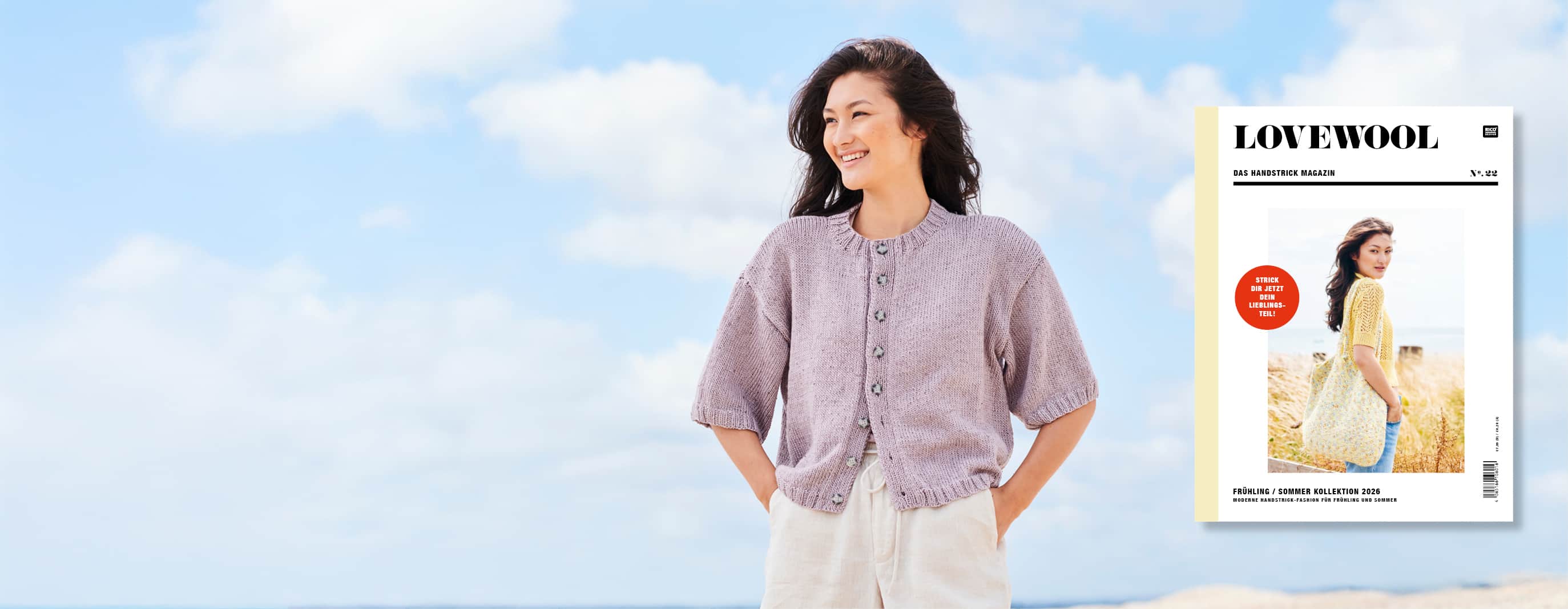 Eine Frau trägt eine gestrickte Kurzarmjacke. Im Hintergrund ist ein blauer Himmel mit Wolken. Daneben ein Cover des Handstrick Magazins Lovewool No. 22.
