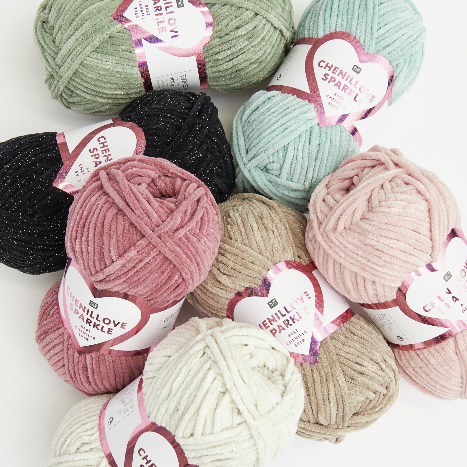 Creative Chenillove Sparkle 100g 110m Farbe Taupe von Rico Design Creative Chenillove Sparkle Sortiment I 70-teilig zeigt bunte Chenille-Garne in Creme, Aqua, Salbei, Schwarz, Taupe, Altrosa und Beere.