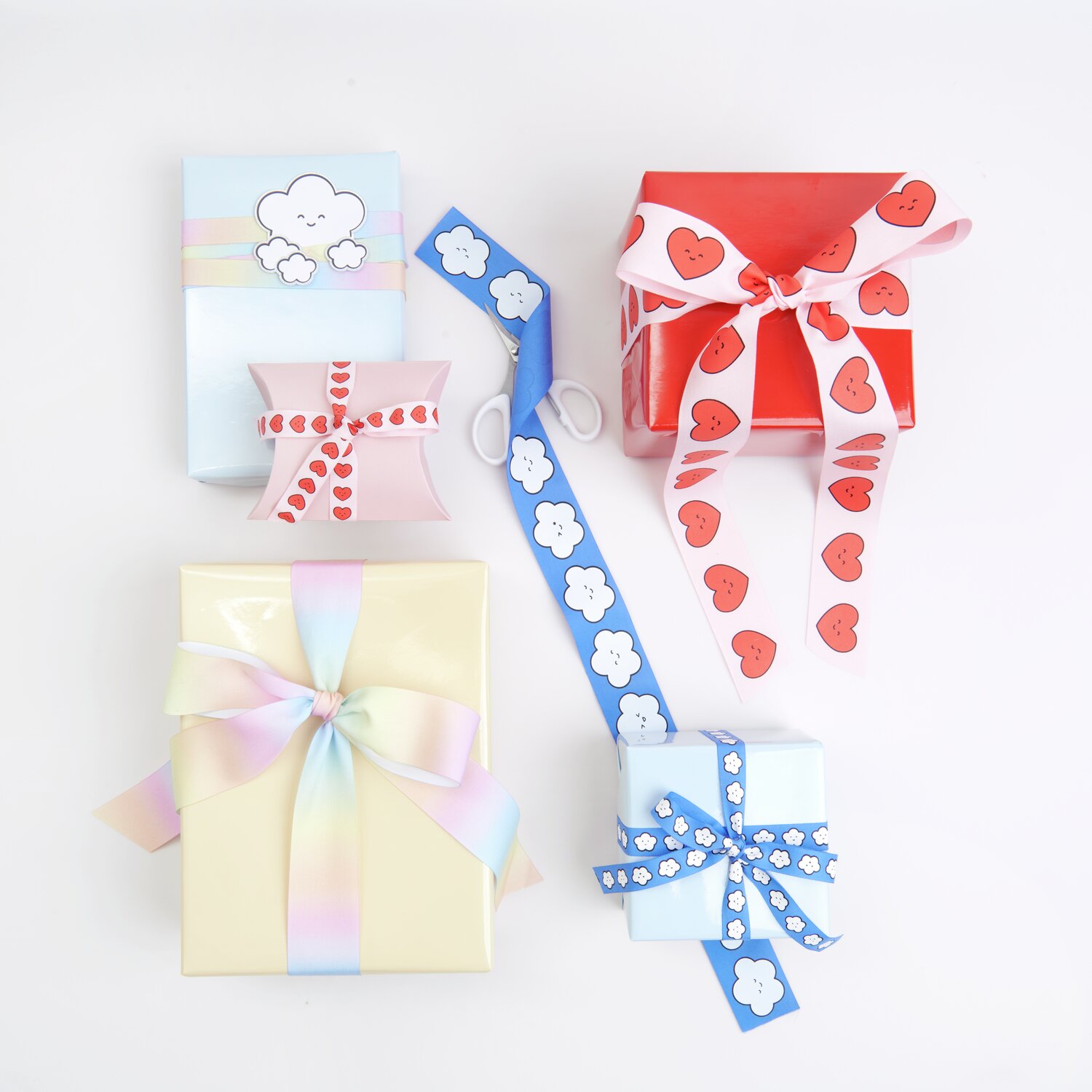 Paper Poetry Taftband Chingu Wolken: Bunte Geschenkbänder mit Herz- und Wolkenmotiven auf Geschenkboxen.