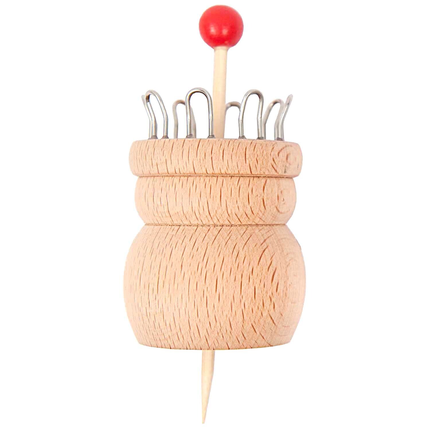 Strickliesel mit 8 Haken aus Holz, rote Kugel oben, ideal für kreative Strickprojekte.