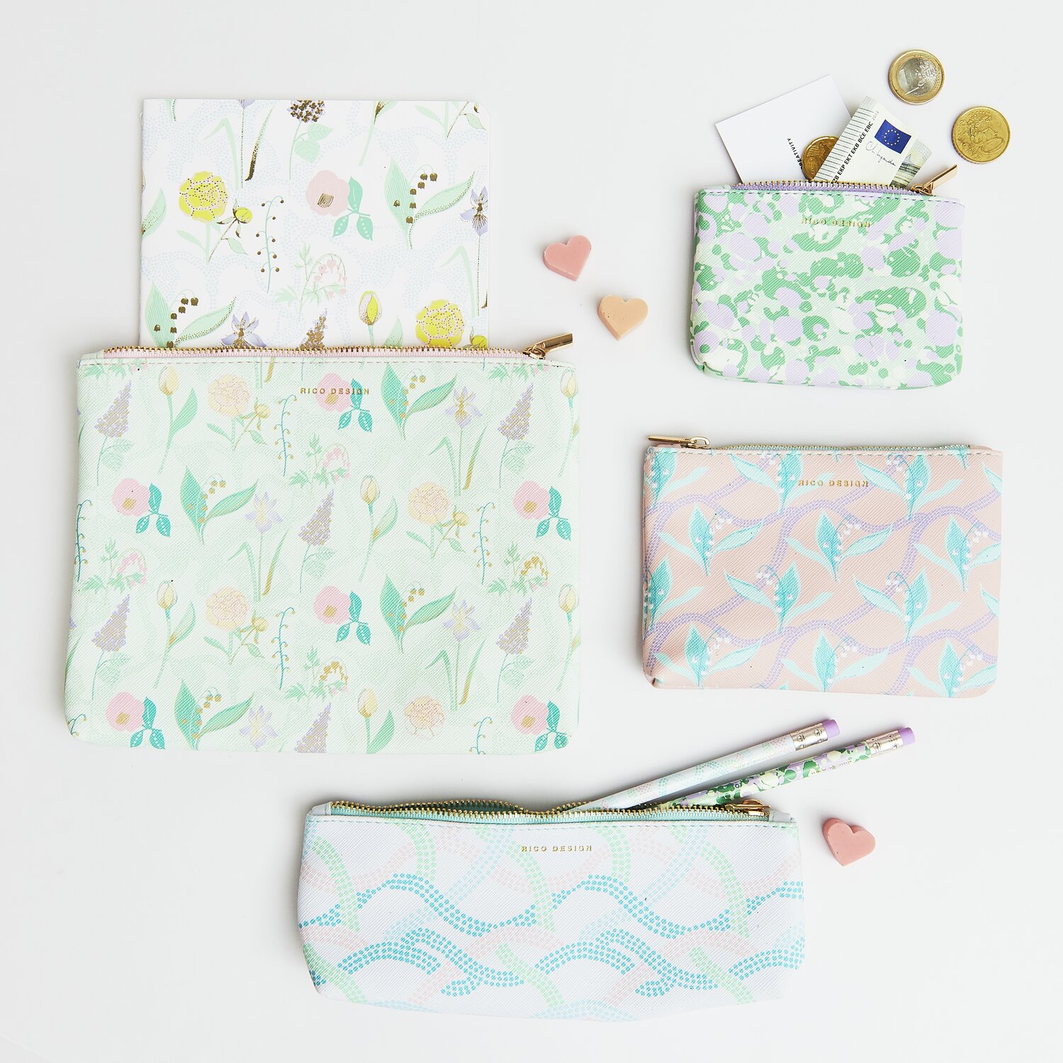 Etui L Sky Blumen: Pastellfarbene Etuis mit floralen Mustern, ideal für Schreibwaren.